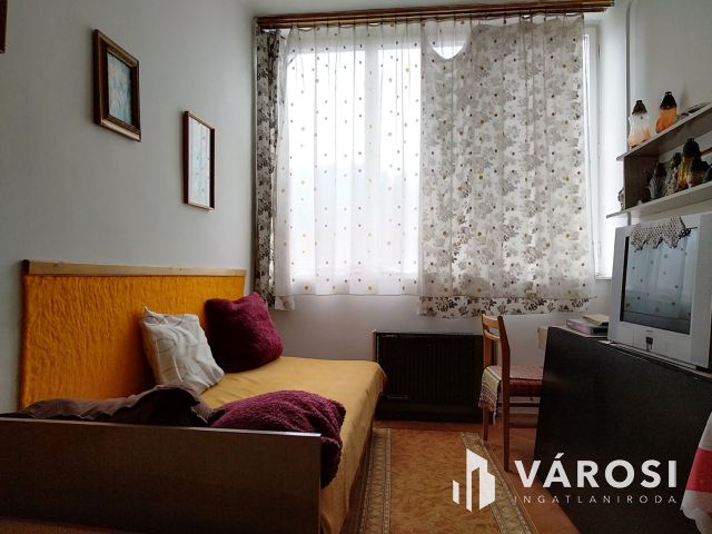 Otthonos, kétszobás lakás eladó!