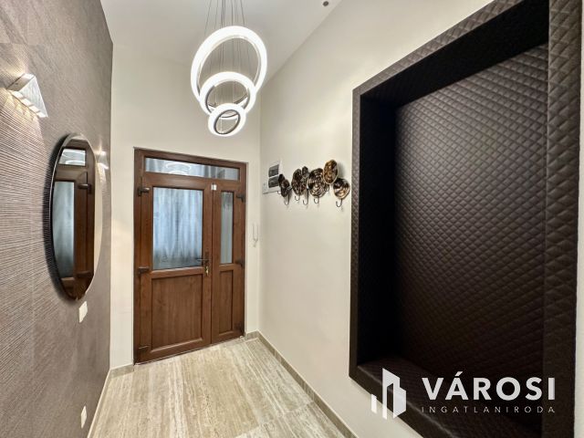 Zeneakadémiával szemben luxuslakás eladó!