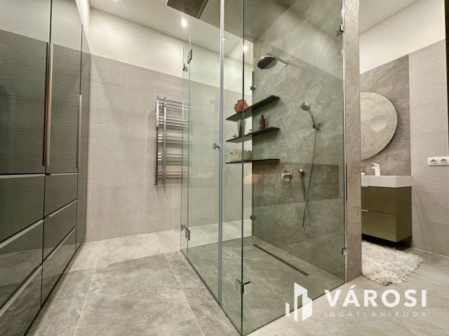 Zeneakadémiával szemben luxuslakás eladó!