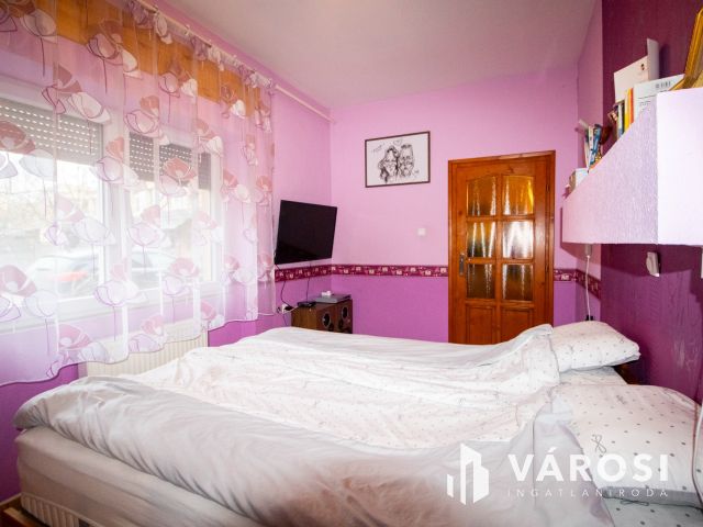 Belvárosi, teljesen felújított ház, üzlettel- Szarvason