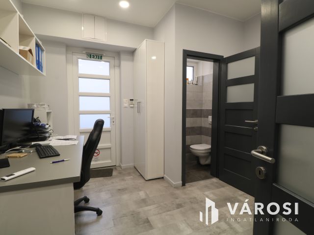 Utcafrontos,főldszinti,kirakatos szép üzlethelyiség eladó.