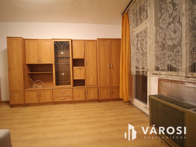 Kétszobás földszinti lakás a városközpontnál