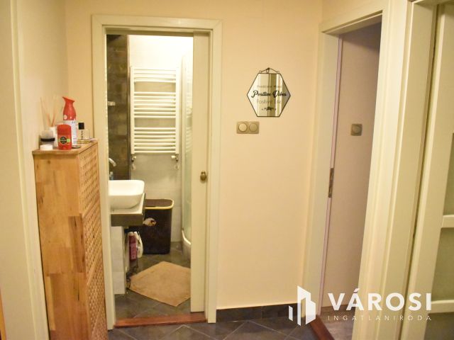 3 szobás felújított lakás egyedi panorámával a központban!