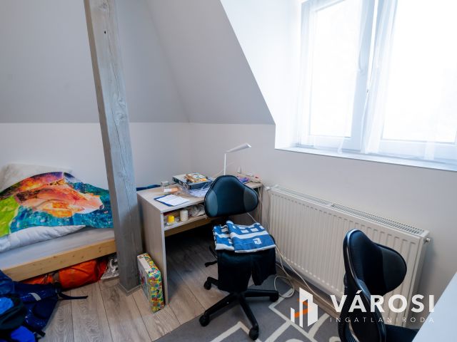 Eladó újszerű lakás Gödön: nappali + 2 háló + 2 autóbeálló