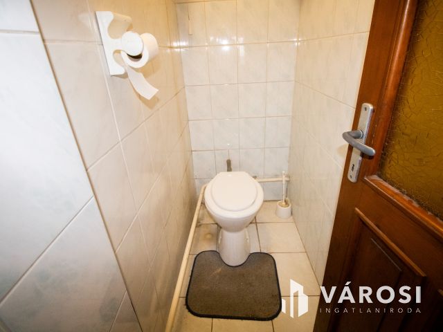 Főút menti birtok állattartásra, 10 hektár földdel