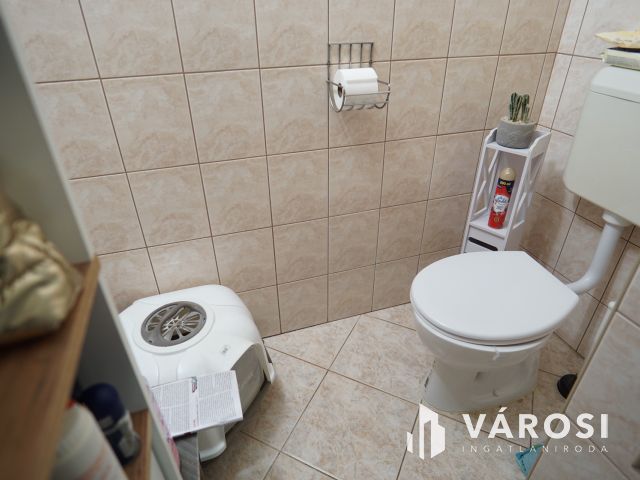 Zárt udvaros társasházban, földszinti szép lakás