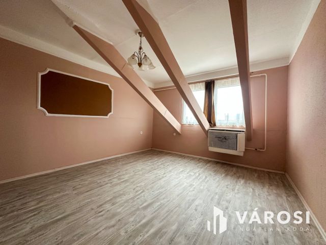 Vásártéren 2+1 félszobás, tetőtéri lakás eladó!