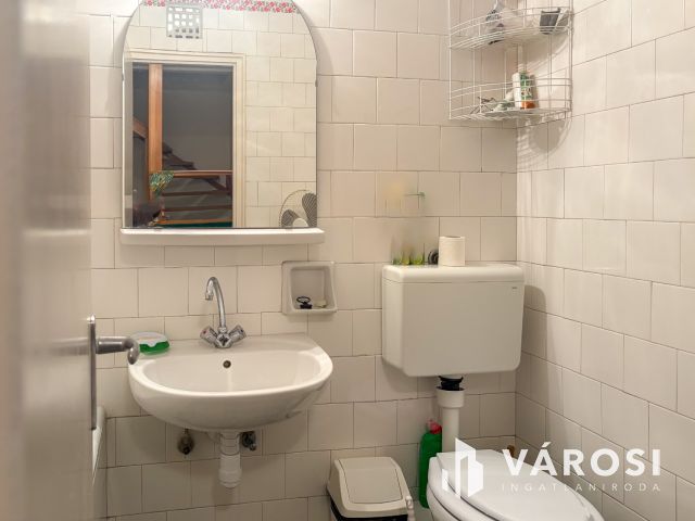 4 szintes sorházi lakás, kiadható alagsori apartmannal