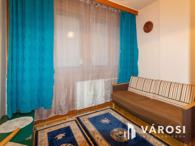 4 szintes sorházi lakás, kiadható alagsori apartmannal