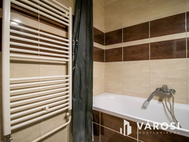 Gyönyörűen felújított 2 szobás lakás a belváros határán