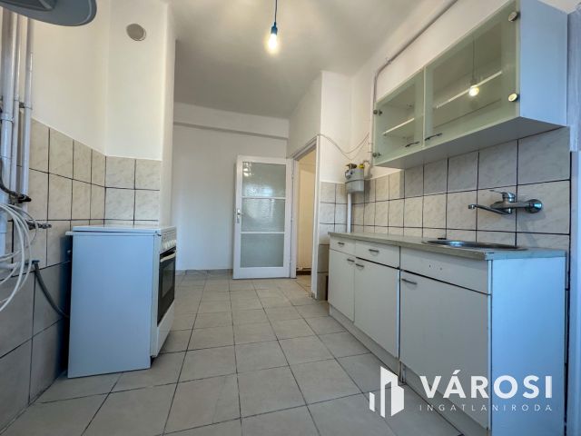 Budapesti úton 1 szobás, erkélyes lakás eladó!