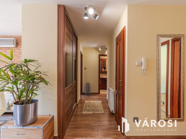 Egy dupla teraszos penthouse jellegű lakás Alsóvároson