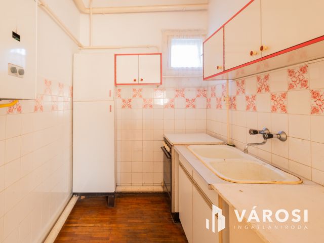 Napfényes családi ház, jó szerkezettel, a Várhoz közel