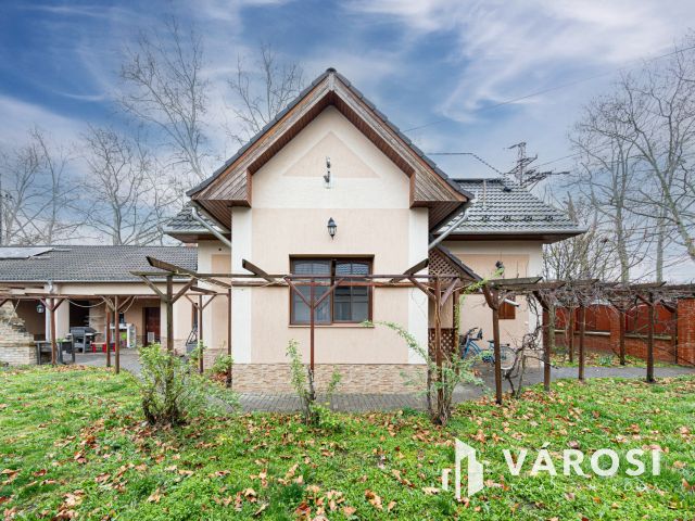 Napelemes szigetelt családi ház, kertvárosi részen