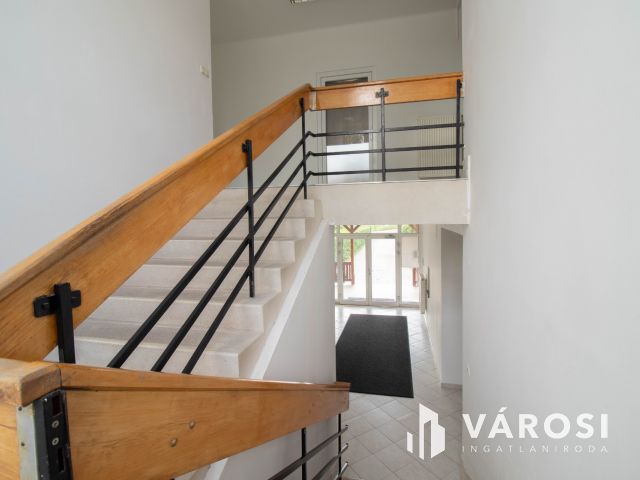 21 m2-es, részben berendezett, emeleti iroda a Pesti úton