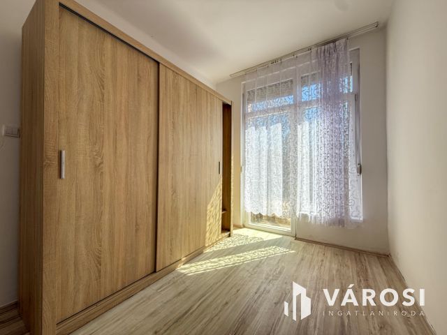 Meredek úton 2 szobás, erkélyes lakás eladó!