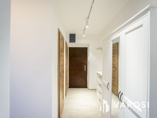 Felújított 3 szobás lakás szigetelt társasázban