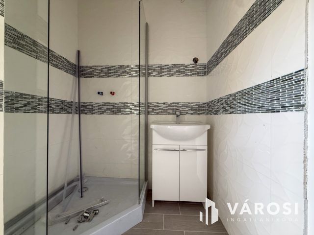 Vásártéren 1. emeleti, 1 szobás lakás eladó!