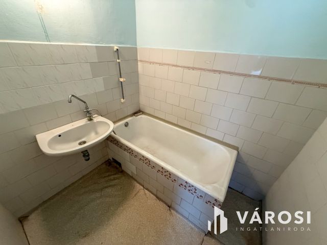 Első emeleti, erkélyes lakás eladó!