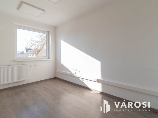 2. emeleti, 16 m2-es iroda kiadó Fáy utcai irodaépületben