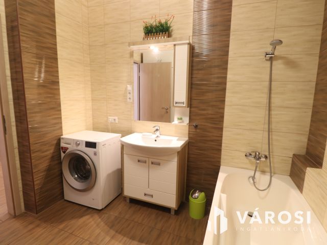 Családias lakóparkban 1. emelti lakás eladó.