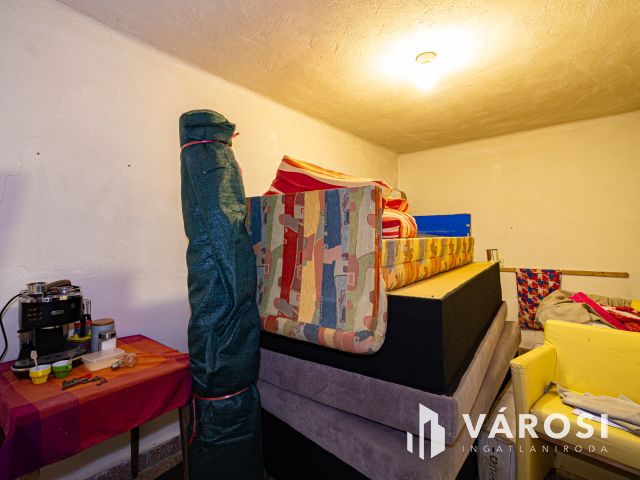 Komló szilvási városrész mögött zártkert házzal eladó!