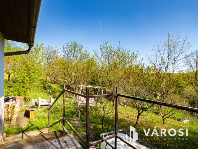 Komló szilvási városrész mögött zártkert házzal eladó!