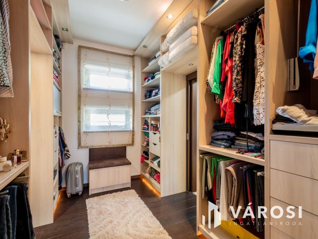 Mediterrán családi ház, luxus lakóparkban Fótligeten