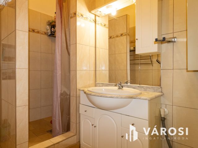 Kétszintes ötszobás-tégla falazatú családi ház Jamina elején