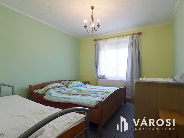 Zsóry-fürdő: 3 szintes ház, 20 fő, kész lehetőség!