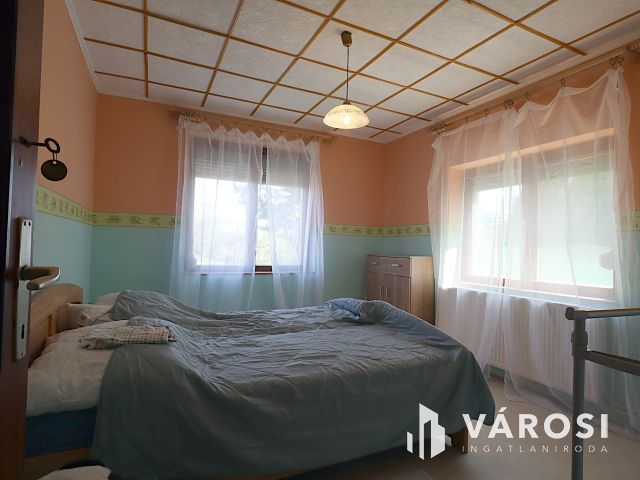 Zsóry-fürdő: 3 szintes ház, 20 fő, kész lehetőség!