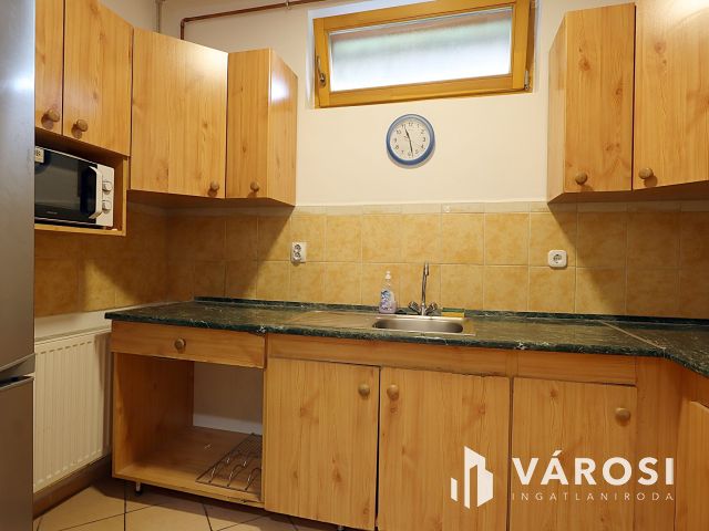 Zsóry-fürdő: 3 szintes ház, 20 fő, kész lehetőség!