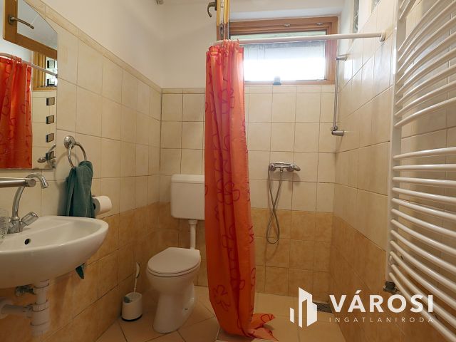 Zsóry-fürdő: 3 szintes ház, 20 fő, kész lehetőség!