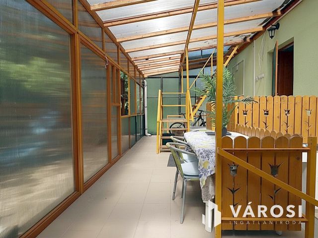 Zsóry-fürdő: 3 szintes ház, 20 fő, kész lehetőség!