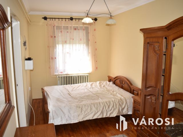 Kiadó 3 szobás tégla lakás Gyula központjában!