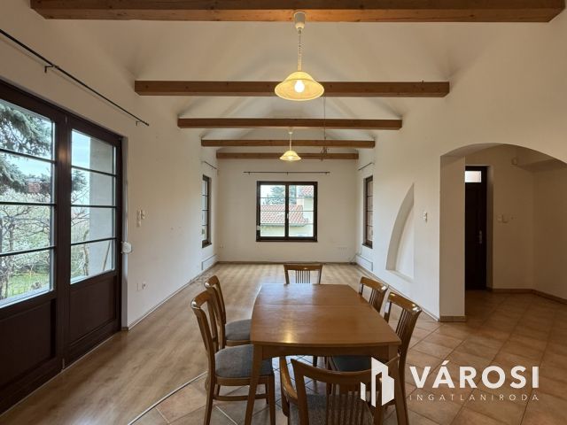 ÁLOMOTTHON NAPOS KERTTEL-KÉTÁLLÁSOS GARÁZZSAL SZENTENDRÉN