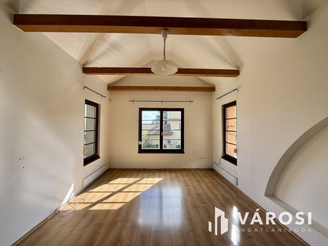 ÁLOMOTTHON NAPOS KERTTEL-KÉTÁLLÁSOS GARÁZZSAL SZENTENDRÉN