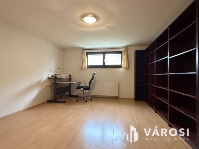 ÁLOMOTTHON NAPOS KERTTEL-KÉTÁLLÁSOS GARÁZZSAL SZENTENDRÉN