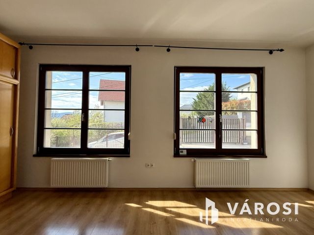 ÁLOMOTTHON NAPOS KERTTEL-KÉTÁLLÁSOS GARÁZZSAL SZENTENDRÉN