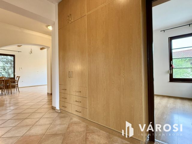 ÁLOMOTTHON NAPOS KERTTEL-KÉTÁLLÁSOS GARÁZZSAL SZENTENDRÉN