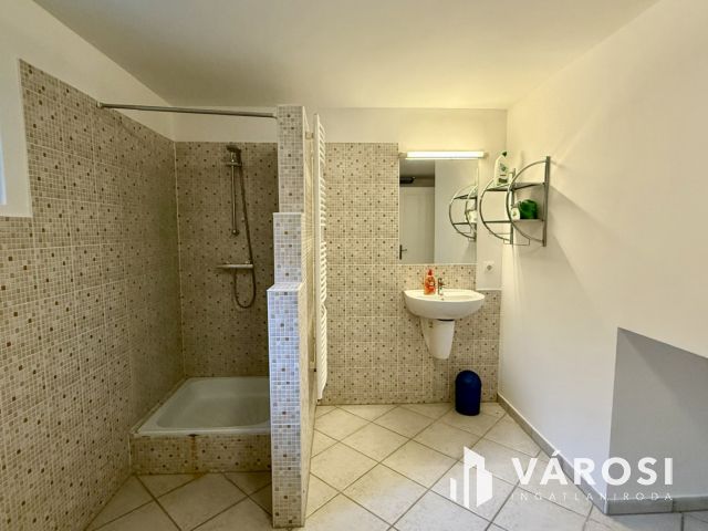 ÁLOMOTTHON NAPOS KERTTEL-KÉTÁLLÁSOS GARÁZZSAL SZENTENDRÉN