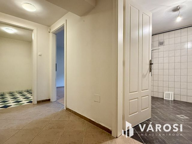 ÁLOMOTTHON NAPOS KERTTEL-KÉTÁLLÁSOS GARÁZZSAL SZENTENDRÉN