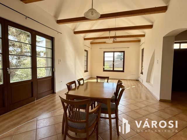 ÁLOMOTTHON NAPOS KERTTEL-KÉTÁLLÁSOS GARÁZZSAL SZENTENDRÉN