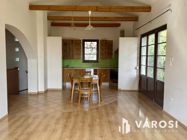 ÁLOMOTTHON NAPOS KERTTEL-KÉTÁLLÁSOS GARÁZZSAL SZENTENDRÉN