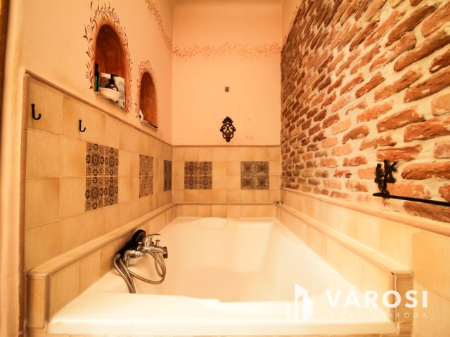 Rusztikus nagypolgári lakás eladó a Lövőház utcában