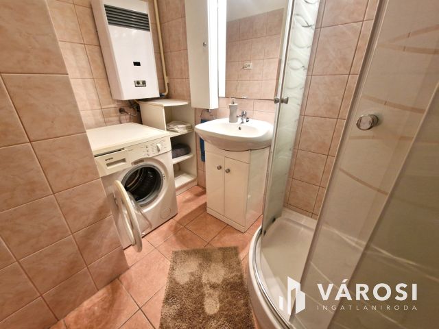 Bútorozott, 3. emeleti tégla lakás kiadó a Penzán