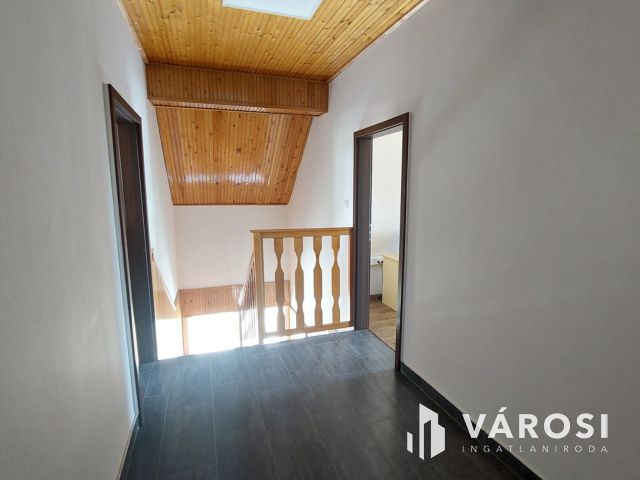 Energiahatékony iroda sok parkolóval, két utcai bejárattal