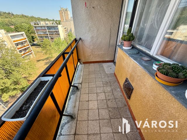 Besztercén felújítandó 4. emeleti, erkélyes lakás eladó!