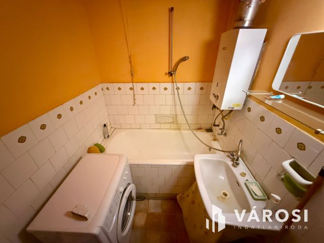 Besztercén 3. emeleti, erkélyes lakás eladó!