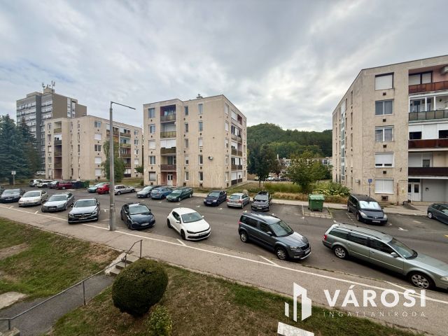 Besztercén 1. emeleti, felújítandó, erkélyes lakás eladó!